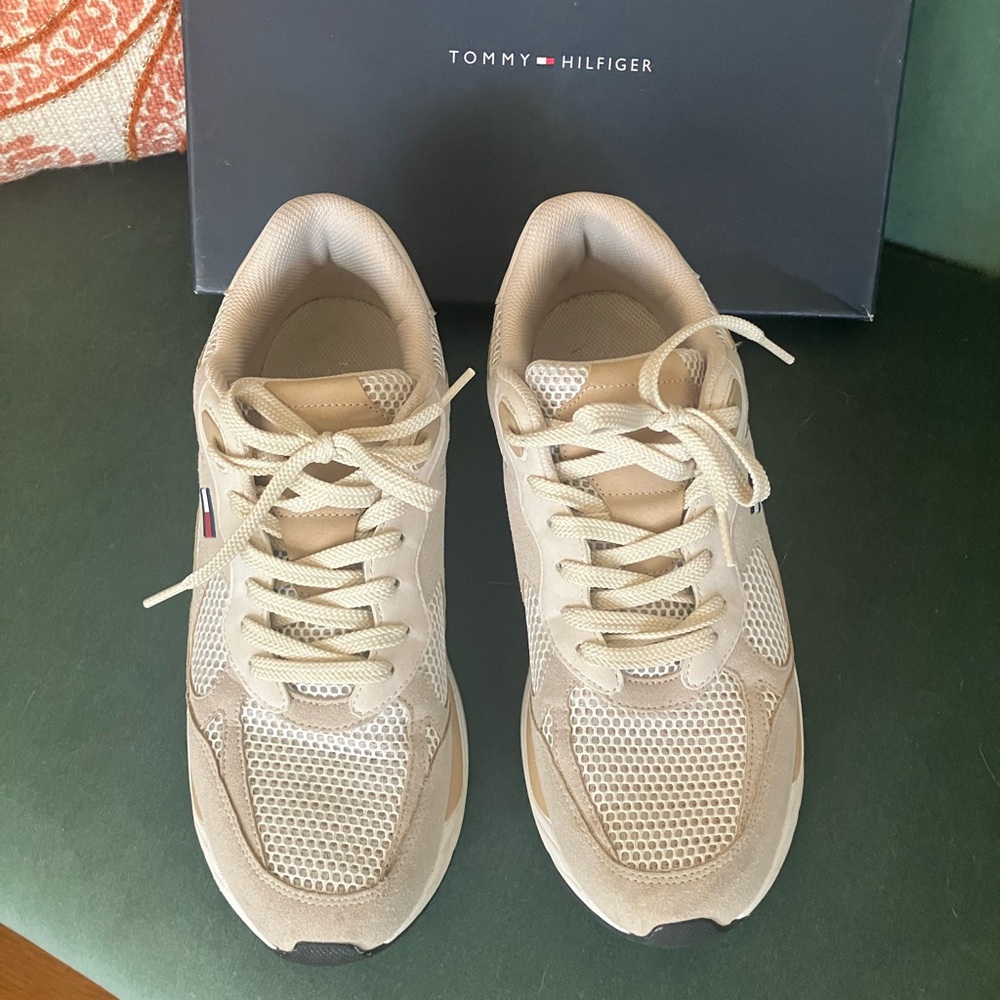 Tommy Hilfiger Men’s Tan / Beige Mesh Logo Sneakers  size US 11 = EU 44.5